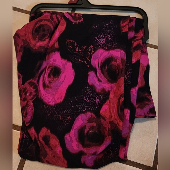 Hi Rise Rose Butterfly Ankle length Legging size S/M - Picture 4 of 4